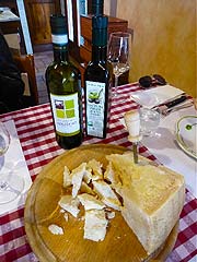 hausgemachtes Olivenöl, Crostini, deftiger Schinken und würziger Käse